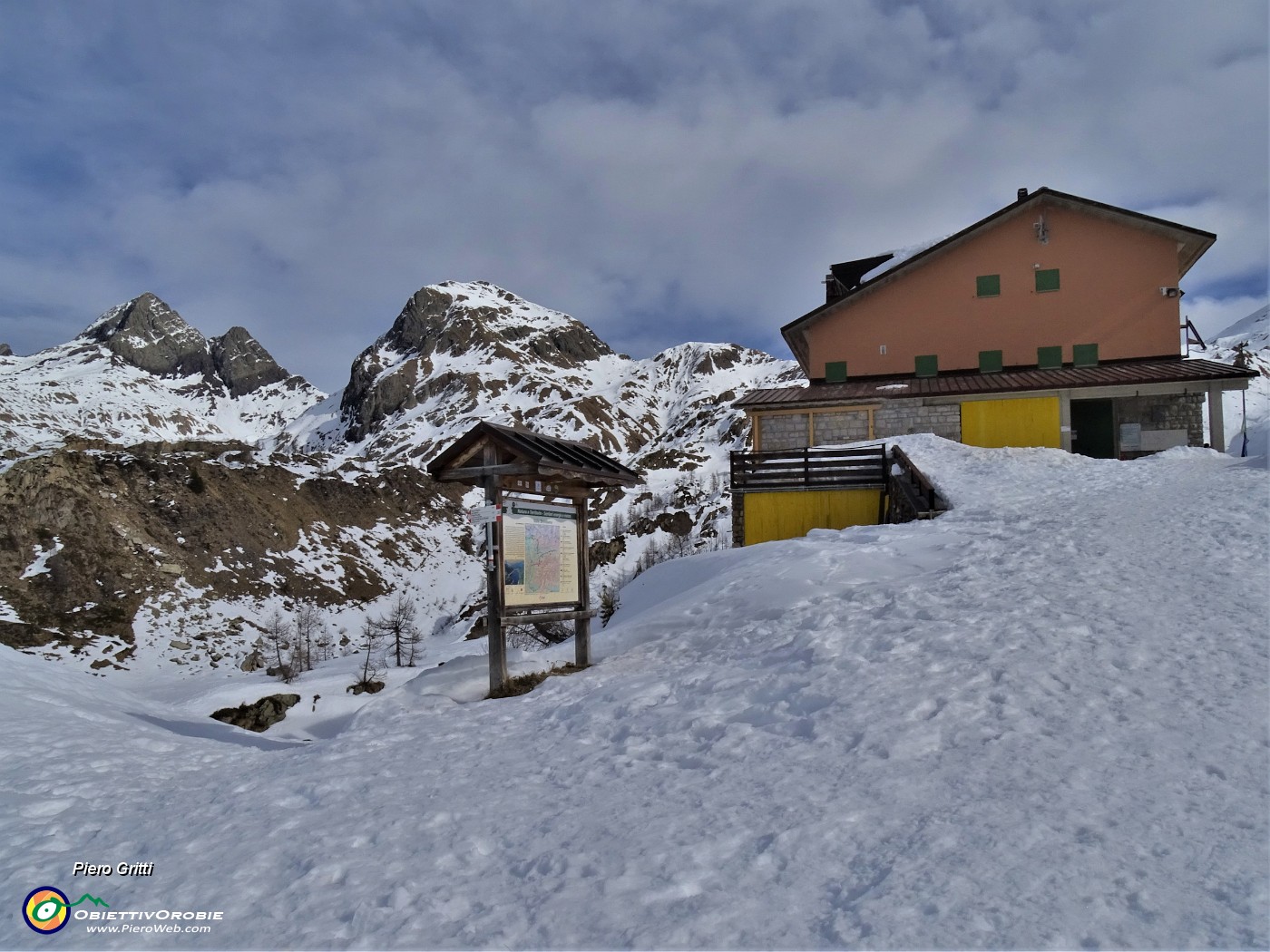 37 In arrivo al Rif. Calvi (2006 m) con da sx Diavolo di Tenda (2916 m) e Grabiasca (2704 m).JPG